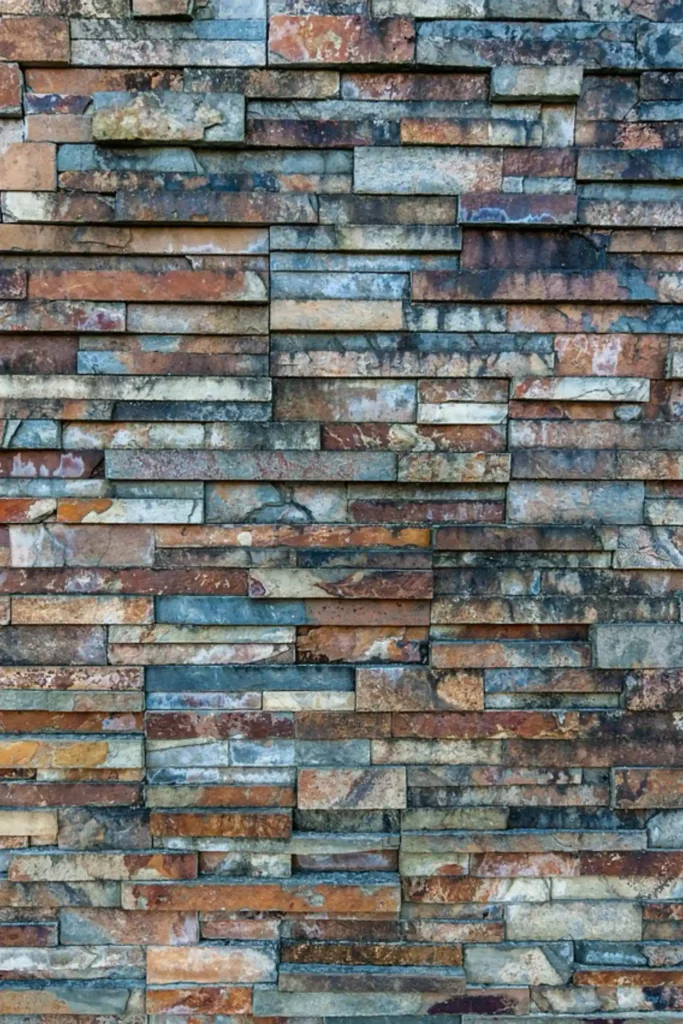 Das Bild zeigt eine künstlerisch gestaltetet Fassade.